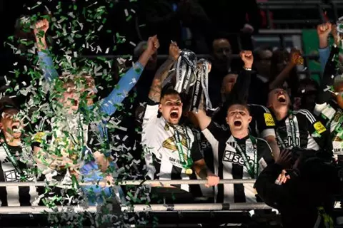 بعد نيوكاسل.. ما هي الأندية الإنجليزية التي يمكنها إنهاء جفاف الألقاب هذا الموسم؟